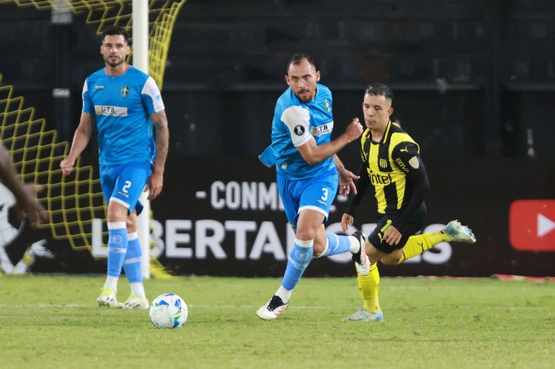 Peñarol, sin brillo, derrotó 2 a 0 a San Antonio Bulo Bulo en el Campeón del Siglo