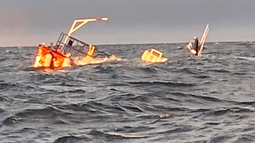 Una embarcación naufragó frente a la costa de Punta Colorada; sus tripulantes fueron rescatados ilesos