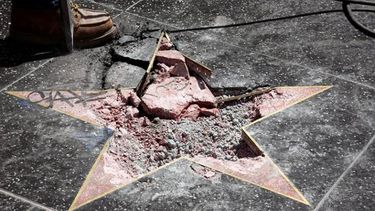 Destrozaron la estrella de Trump en el Paseo de la Fama