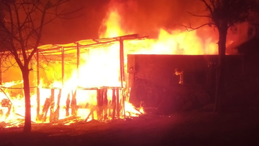 El incendio comenzó a las 20:30 horas y obligó un importante trabajo de Bomberos.