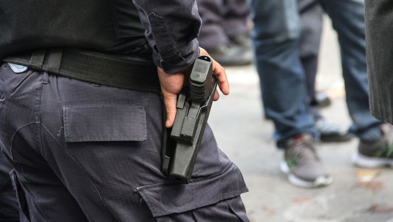Atropelló a un hombre, fue detenido por un peatón y le robaron la billetera