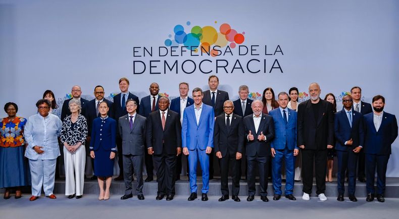 Orsi en cumbre por la democracia: "La humanidad va a gastar más en destruirse que nunca en su historia"