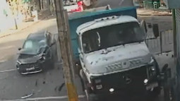 Choque entre un auto y un camión en la esquina de Miguelete y Magallanes.