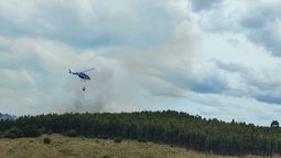Bomberos trabaja para apagar incendio de campo cerca de Minas