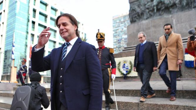 Lacalle deja ofrenda floral