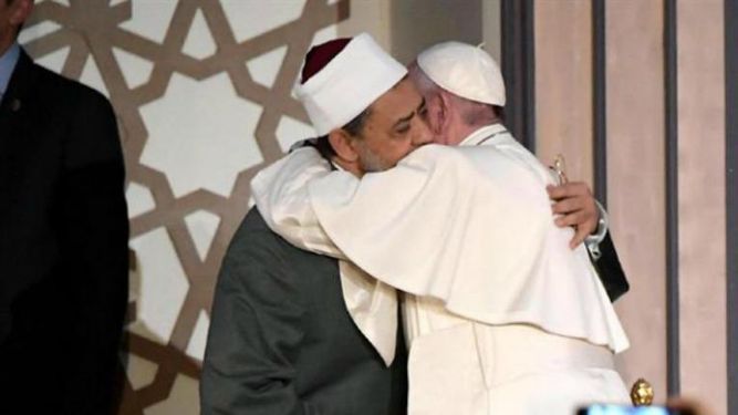 El papa pide en El Cairo un no a violencia en nombre de Dios