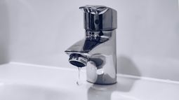 Trabajos de OSE afectan suministro en barrio de Montevideo.