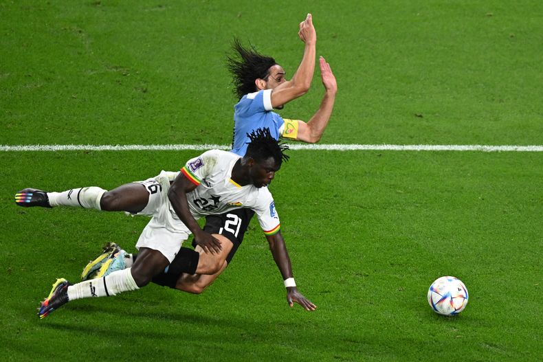 Cavani es derribado en el área en partido contra Ghana.