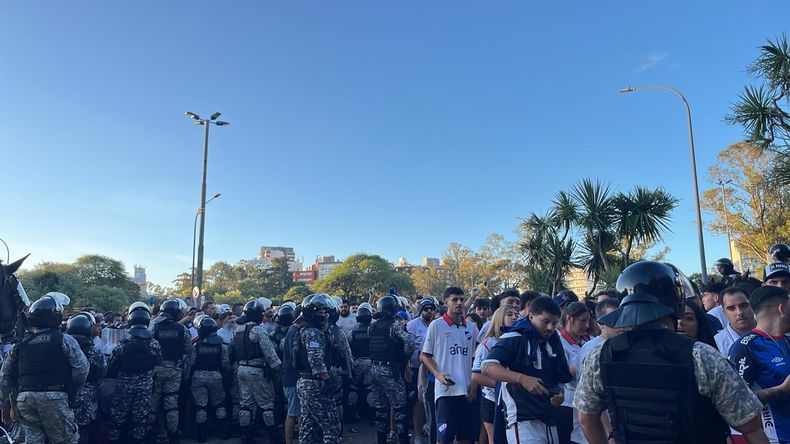 Incidentes y demoras en el ingreso al Centenario antes del clásico por la Supercopa