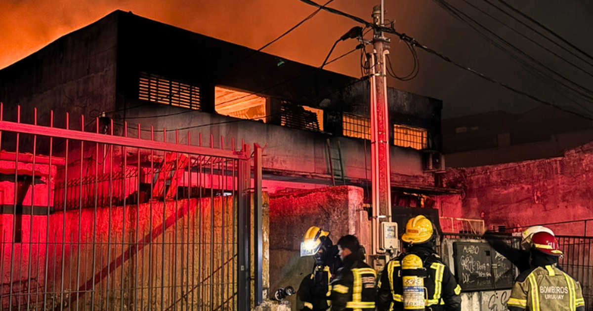 Incendio en una fábrica de pinturas en La Teja: evacuaron viviendas y Bomberos trabaja en el lugar