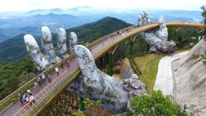 El impresionante puente que sujetan dos manos gigantes de piedra