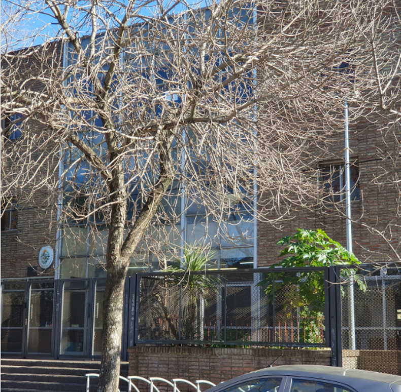 Liceo de La Teja: No tenemos plata para arreglar la claraboya pero sí tenemos cámaras para vigilarnos