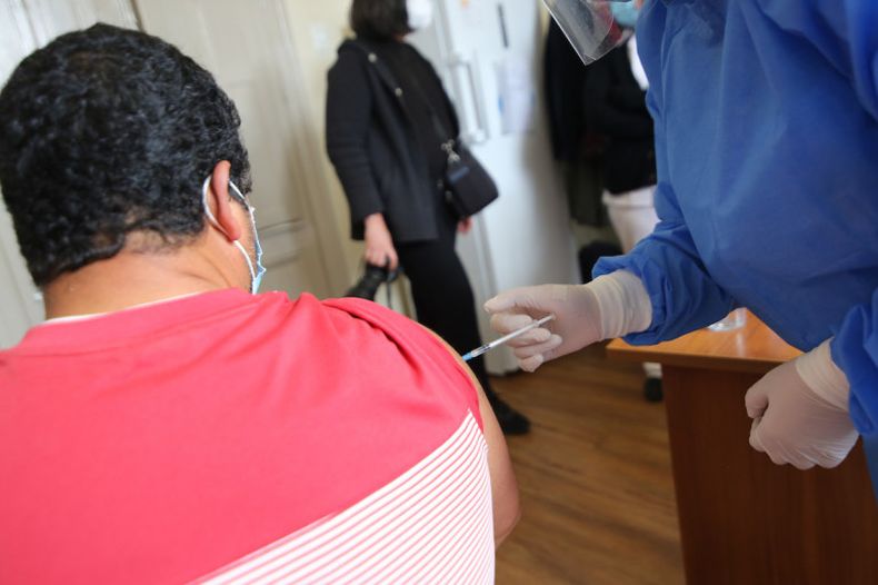 Pandemia: menos del 0,1% de vacunados necesitó atención hospitalaria