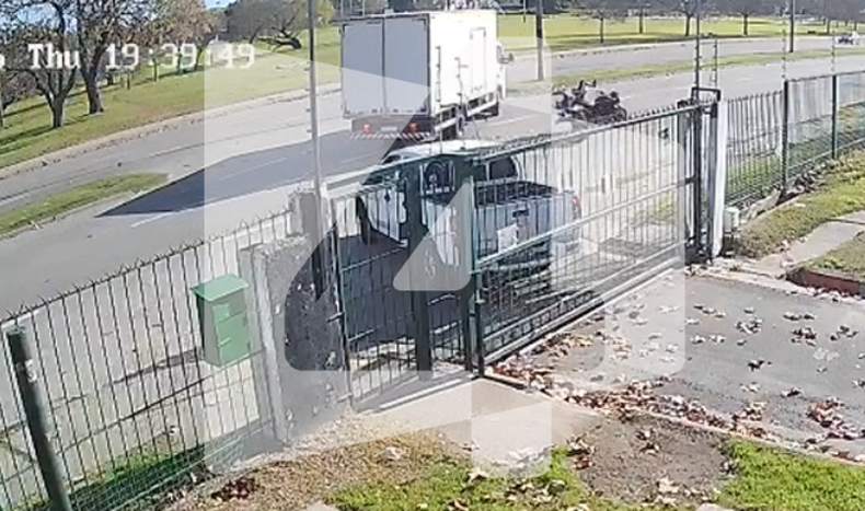 Dos ocupantes de una moto resultaron lesionados tras chocar contra un camión en barrio Lavalleja