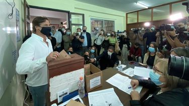 Lacalle Pou votó en el Liceo Guadalupe de Canelones.
