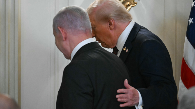 Donald Trump y el primer ministro de Israel, Benjamin Netanyahu, se retiran al término de una conferencia de prensa conjunta.