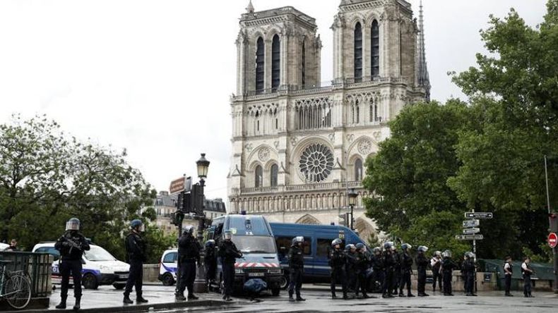 Atacante en París gritó: Esto es por Siria