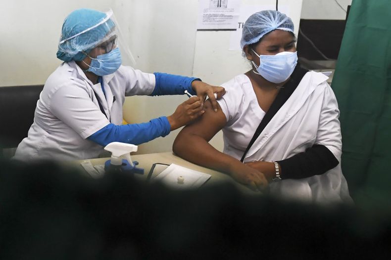 India inicia campaña de vacunación masiva contra el COVID-19