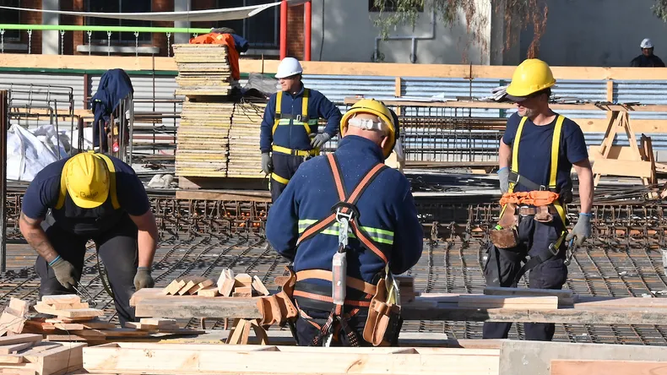 El desempleo disminuyó levemente en octubre, según el INE