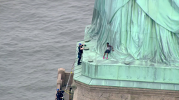Una mujer intentó subir la Estatua de la Libertad