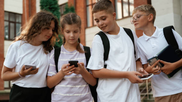 Brasil prohibirá celulares en escuelas y liceos: ¿Qué dijo ANEP sobre la posible implementación en Uruguay?