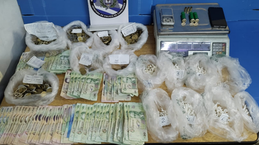 El allanamiento permitió incautar drogas, municiones y dinero en efectivo.