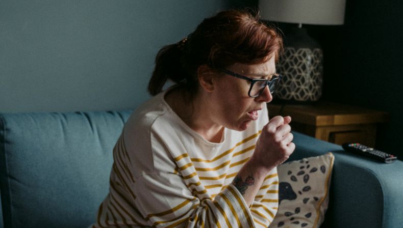 Síndrome post COVID: síntomas persisten hasta seis meses después