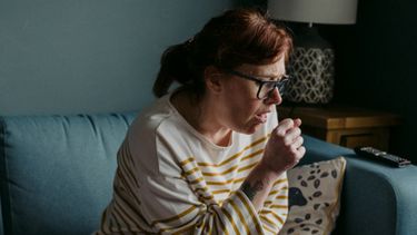 Síndrome post COVID: síntomas persisten hasta seis meses después