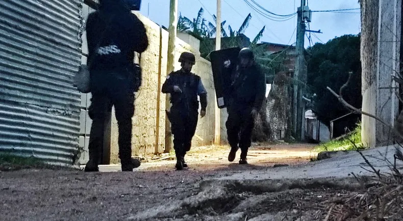 Intensas balaceras en la zona de la Fortaleza del Cerro: una bala entró en una vivienda y cayó sobre una cama