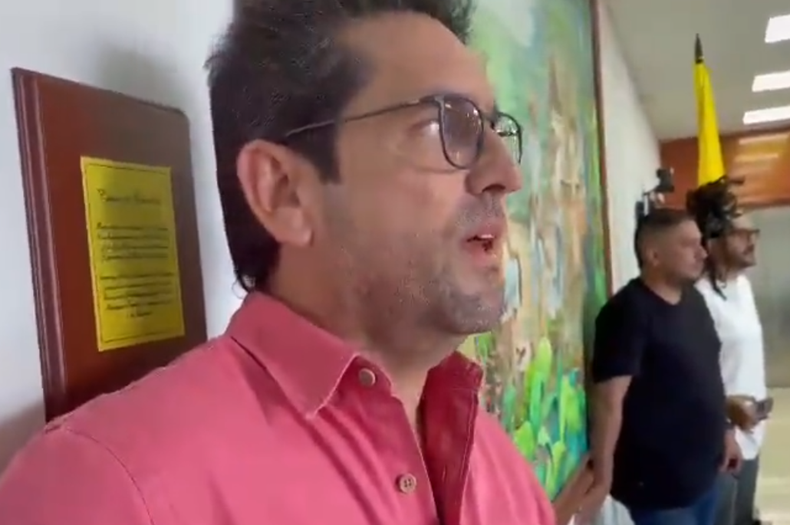 El gobernador del departamento del Meta, Juan Guillermo Zuluaga, en el momento del sismo en Bogotá.