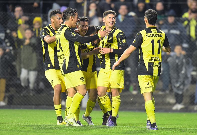 Clausura: Peñarol le ganó a Racing 4-1 en el Parque Viera