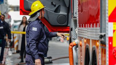 Bomberos concurrió a atender el incendio de un vehículo y encontró el cuerpo de un hombre en el baúl.