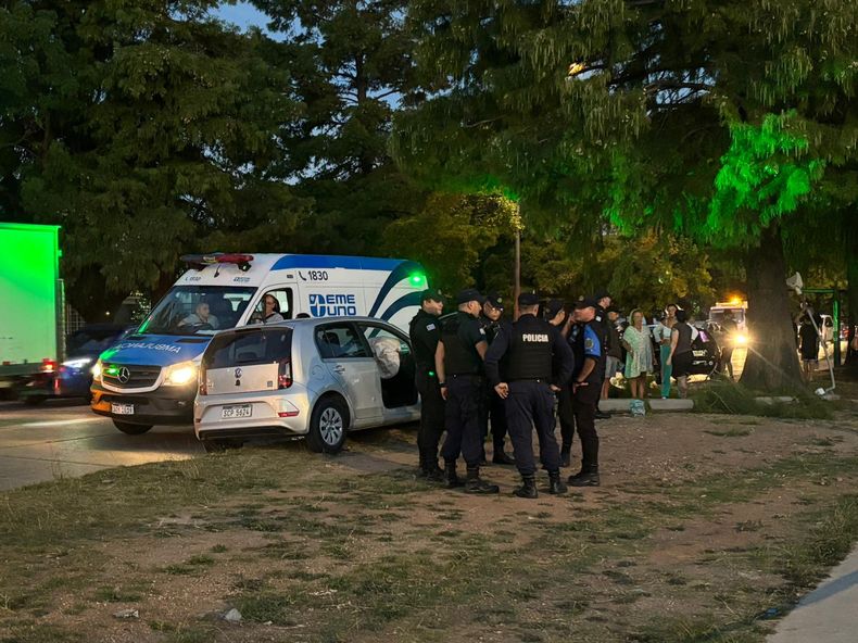 Asesinaron a un hombre en La Cruz de Carrasco: conducía su auto cuando lo balearon
