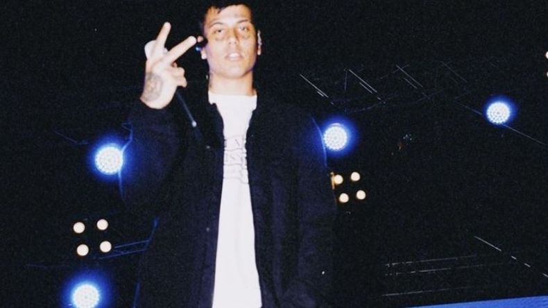 El cantante Duki en pleno show se paró sobre un lanzallamas y se prendió fuego