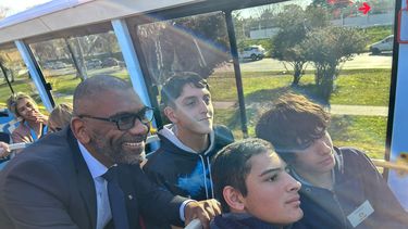 Edgardo Ortuño y Pablo Menoni recorrieron el Antel Arena en ómnibus eléctrico junto a escolares