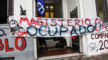 estudiantes de magisterio ocuparon el centro de estudios y reclaman falta de docentes