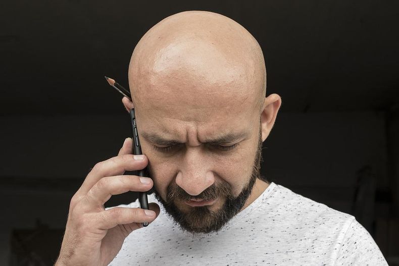Llamar calvo a un hombre será considerado acoso sexual.