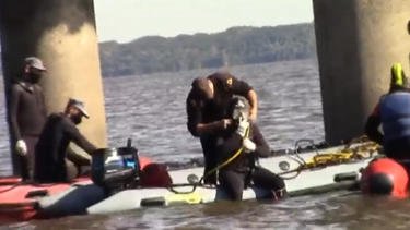 Retiran bidones con glifosato del camión que cayó al agua