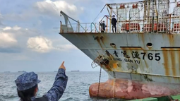 El buque pesquero chino, donde viajaba el tripulante que tiró el mensaje con pedido de ayuda, fue registrado por la Armada.