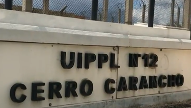 El policía de 53 años pretendía ingresar pasta base, cocaína y celulares.
