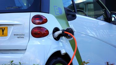 Venta de vehículos eléctricos alcanzó récord anual en agosto.
