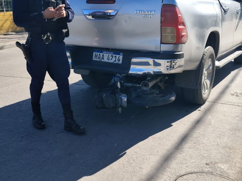 Dos adolescentes de 16 y 14 años resultaron lesionados tras chocar en moto contra una camioneta en Marconi
