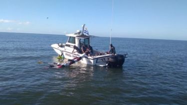 Salieron a pasear en kayak, se les dio vuelta y los rescató Prefectura
