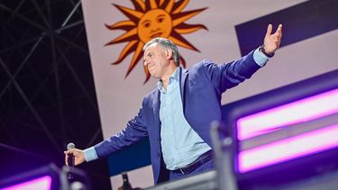 Yamandú Orsi tras la victoria en las urnas:  Voy a ser el presidente que convoque una y otra vez al diálogo