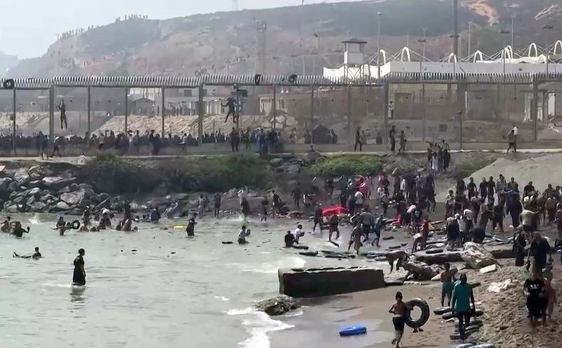 España enviará tropas del Ejército a Ceuta tras la entrada masiva de migrantes desde Marruecos