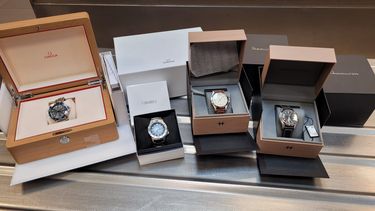 Aduanas incautó cuatro relojes por valor de 7.000 dólares a un pasajero en el Aeropuerto Internacional de Carrasco.