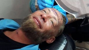 Turistas le pagan a un indigente en España para tatuarse un nombre en la frente