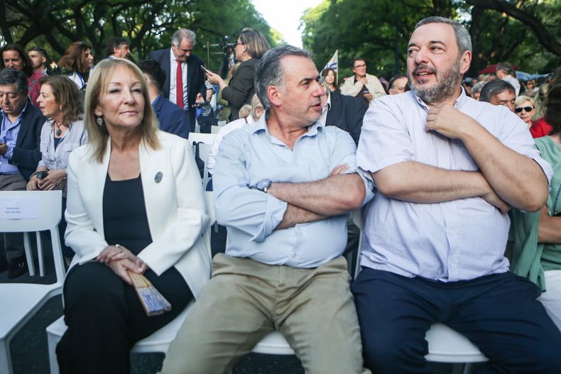 Repercusiones por el retiro de la precandidatura de Mario Bergara (FocoUy)
