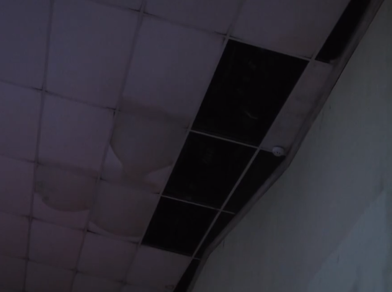 Granizo causó daños en el Auditorio Municipal de Artigas.