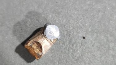 una bala perdida agujereo el techo de una casa en la gruta de lourdes y termino impactando en el piso del bano